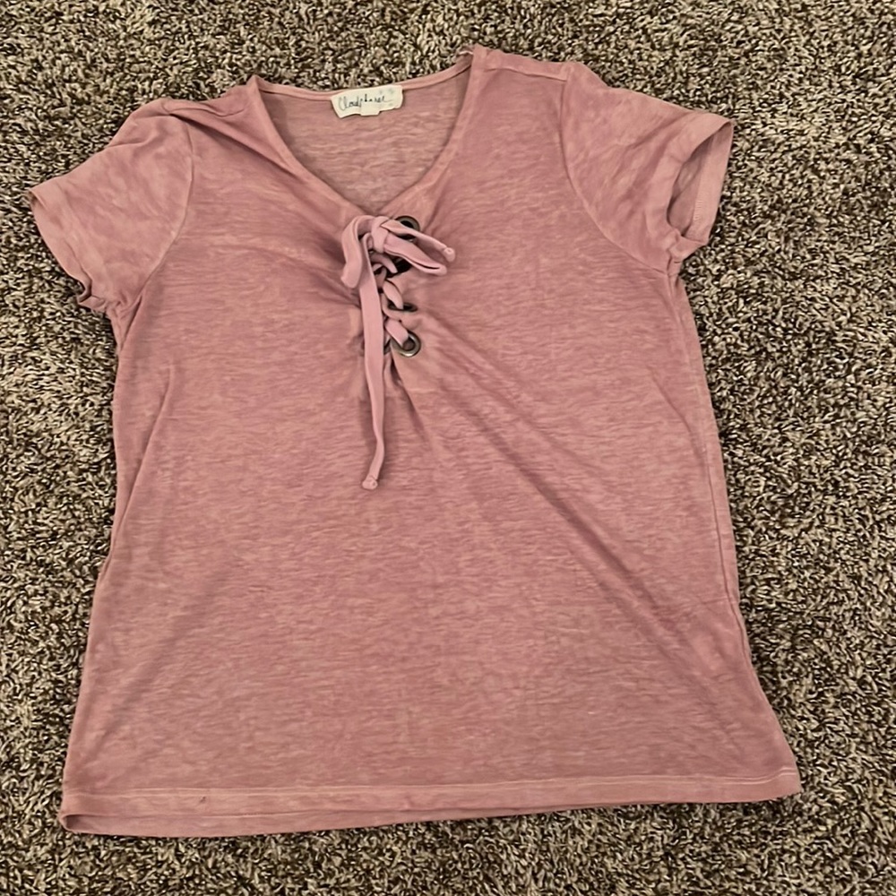 Lightweight shirt with tie in front